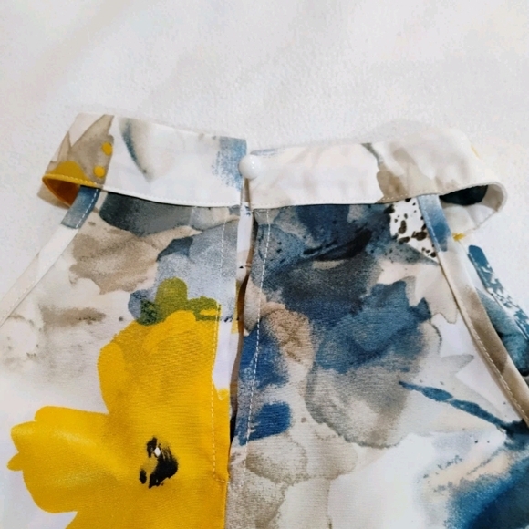 Vibrant Floral Sleeveless Blouse - Picture 6 of 8